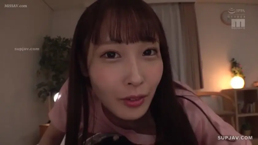 微笑 · 台灯 · 面部特写 · 注视镜头 · 室内房间 · 齐刘海 · 粉色居家服 · 前倾姿势