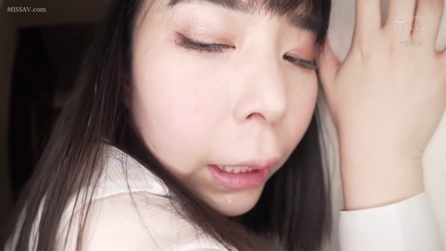 室内 · 脸部特写 · 白色衬衫 · 靠墙