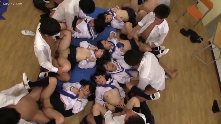 水手服 · 体育馆