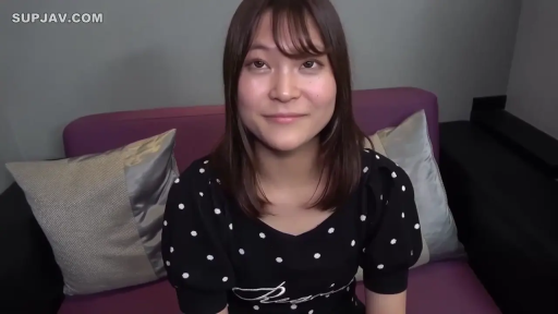 室内 · 坐姿 · 微笑 · 面部特写 · 注视镜头 · 中长发 · 紫色沙发 · 黑色波点上衣