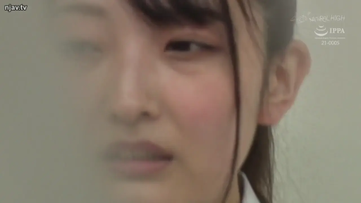 室內 · 臉部特寫 · 白色上衣