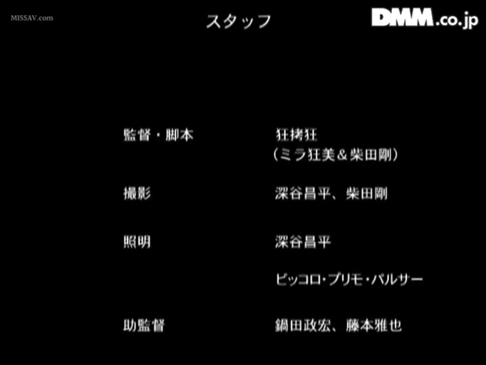 室内 · 白色文胸 · 胸部特写 · 站立 · 微笑 · 露出 · 掀起上衣露乳