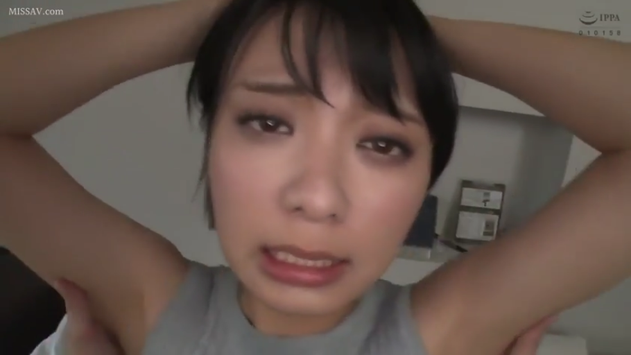 室内 · 面对镜头 · 面部特写 · 灰色背心 · 哀求 · 抬起双臂