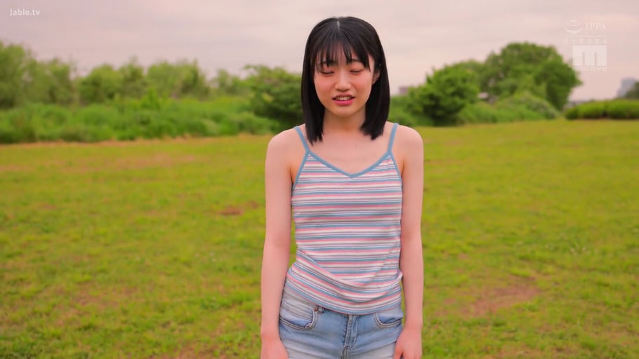 站立 · 中景 · 微笑 · 条纹吊带 · 注视镜头 · 户外草地 · 清新写真