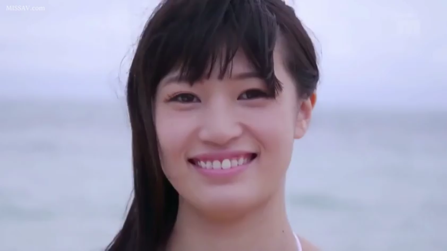 脸部特写 · 比基尼 · 微笑 · 长发 · 正面 · 看向镜头 · 海边