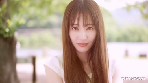 坐姿 · 微笑 · 白色上衣 · 注视 · 清纯 · 户外 · 头像特写