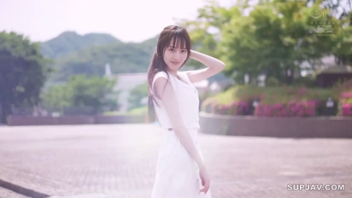 半身 · 甜美微笑 · 户外公园 · 侧身站立 · 白色无袖连衣裙 · 手抚头发 · 清新自然