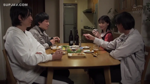 座り姿勢 · 全景 · 自然 · 制服 · 多人 · 餐厅 · 酒水 · 聚餐