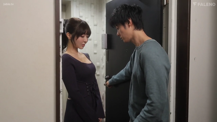 对峙 · 严肃 · 面对面站立 · 门 · 双人半身 · 居家玄关 · 紫色修身连衣裙