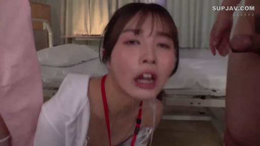 性交 · 校服 · 教室 · 眼镜 · 后入式 · 面部特写 · 痛苦 · 课桌椅