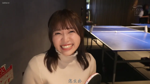 坐姿 · 面部特写 · 聊天 · 长发 · 大笑 · 白色高领毛衣 · 乒乓球拍 · 乒乓球馆