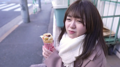 坐姿 · 忧郁 · 面部特写 · 街道 · 户外 · 围巾 · 可丽饼 · 手持食物