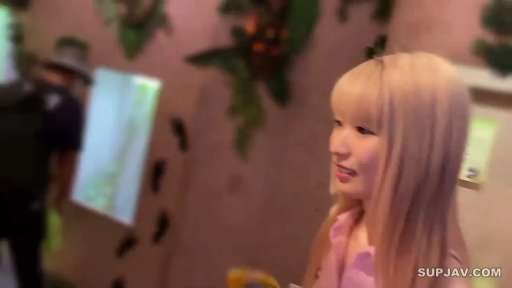 室内 · 愉悦 · 站立 · 中景 · 微笑 · 金发 · 海报 · 粉色衬衫