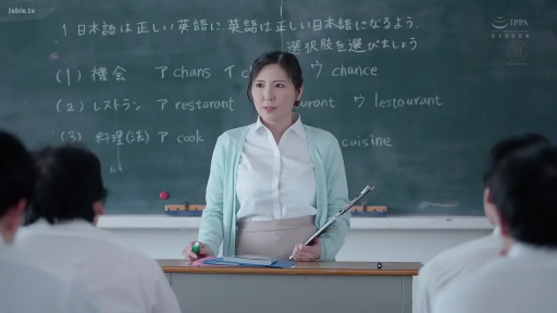 严肃 · 教室 · 站立 · 授课 · 黑板 · 上半身特写 · 职业教师装 · 学生背影