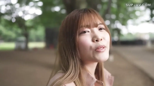 侧面 · 微笑 · 面部特写 · 室外 · 便装 · 说话 · 街头随拍