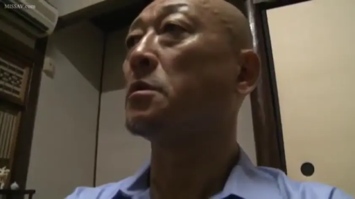 室内 · 坐姿 · 忧郁 · 脸部特写 · 注视 · 蓝色上衣 · 生活化