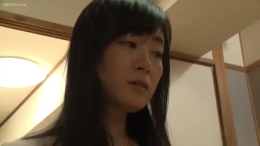 室内 · 顔部のクローズアップ · 站立 · 休闲服 · 剧情向 · 忧虑 · 观望