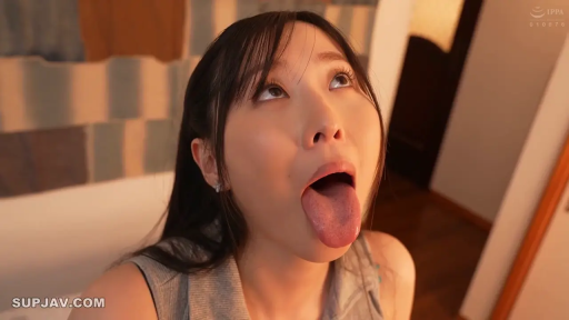 室内 · 脸部特写 · 灰色背心 · 仰头 · 长发 · 伸舌头 · 阿嘿颜