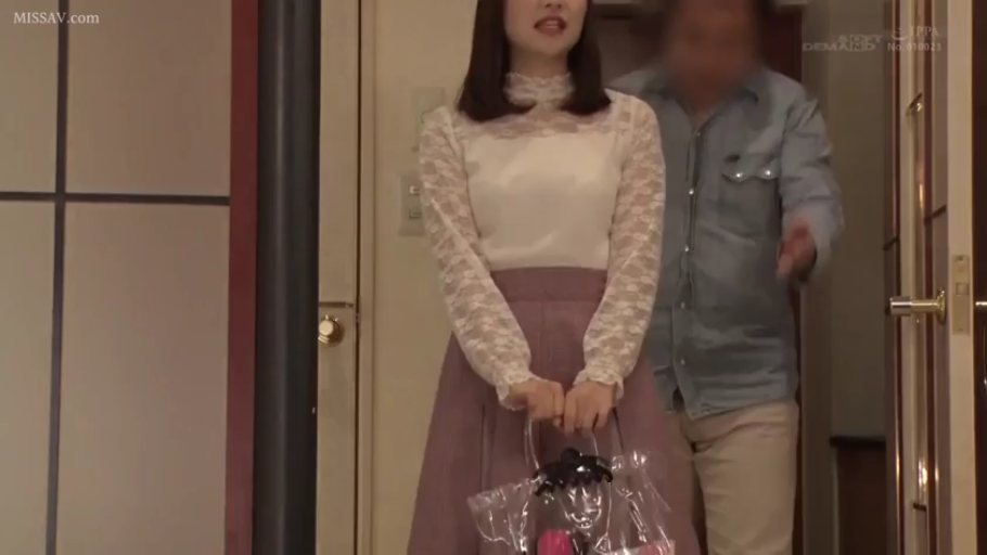 全身 · 站立 · 平静 · 提包 · 门口 · 粉色长裙 · 两人 · 透明袋