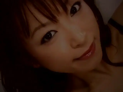 室内 · 微笑 · 面部特写 · 注视 · 卧姿 · 黑色吊带