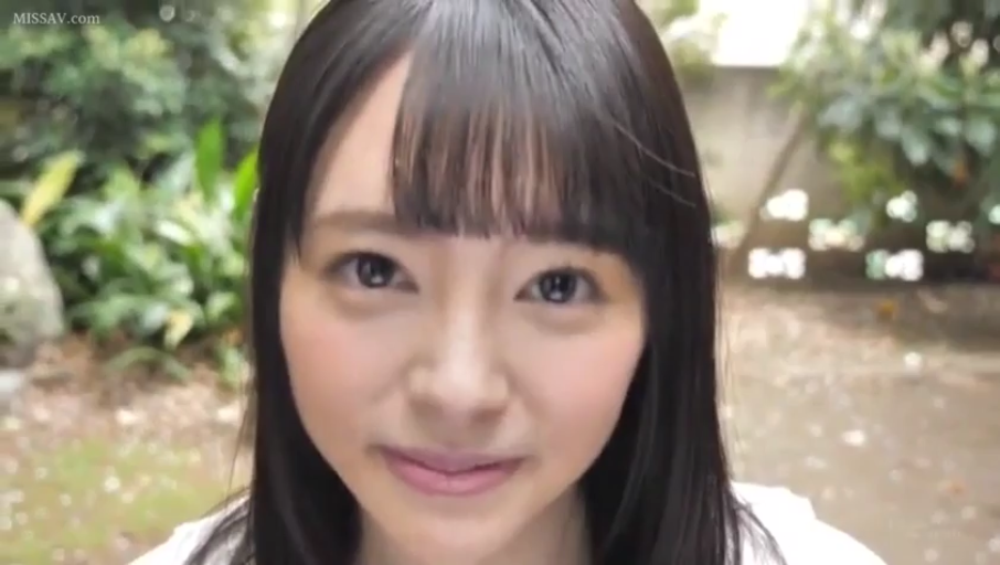 Close-up of the face · White top · 户外花园 · Sweet smile · Stand facing front · Stare at the lens · 黑长直