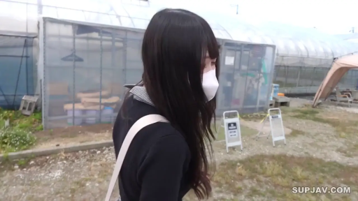 Standing Posture · Outdoor · Side face · 口罩 · 黑色上衣 · Asian women · 戴口罩 · 走路