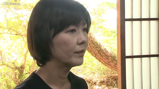 脸部特写 · 障子门 · 和室 · 凝视 · 平淡 · 熟女 · 黑色上衣 · 侧身站立