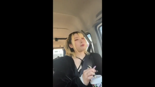 坐姿 · 自然 · 上半身 · 车内 · 双马尾 · 纸杯 · 黑色外套 · 手持咖啡