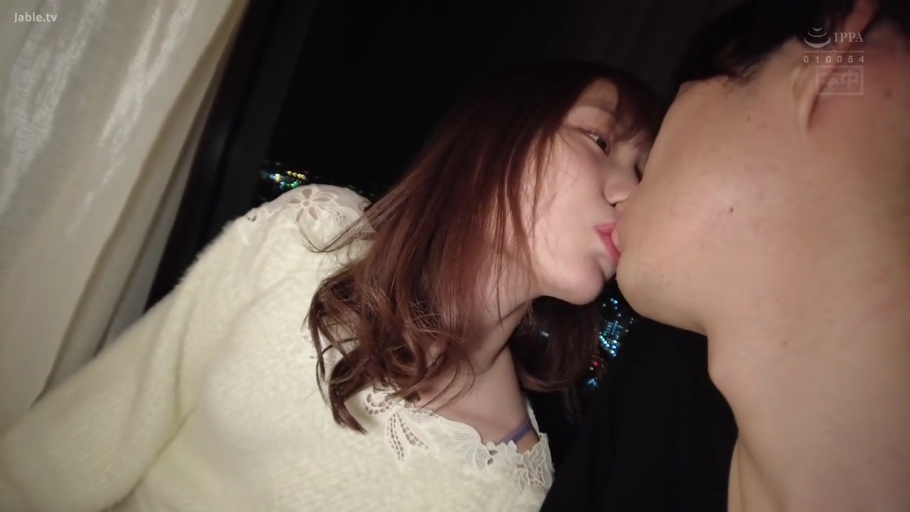 投入 · 顔のクローズアップ · 白いレースの上衣 · 接吻 · 夜景 · 室内阳台 · 侧身对坐