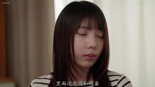 室内 · 坐姿 · 面部 · 忧郁 · 字幕 · 凝视 · 条纹衫