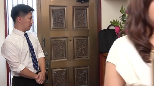 站立 · 中景 · 平静 · 领带 · 门 · 多人 · 玄关 · 等待