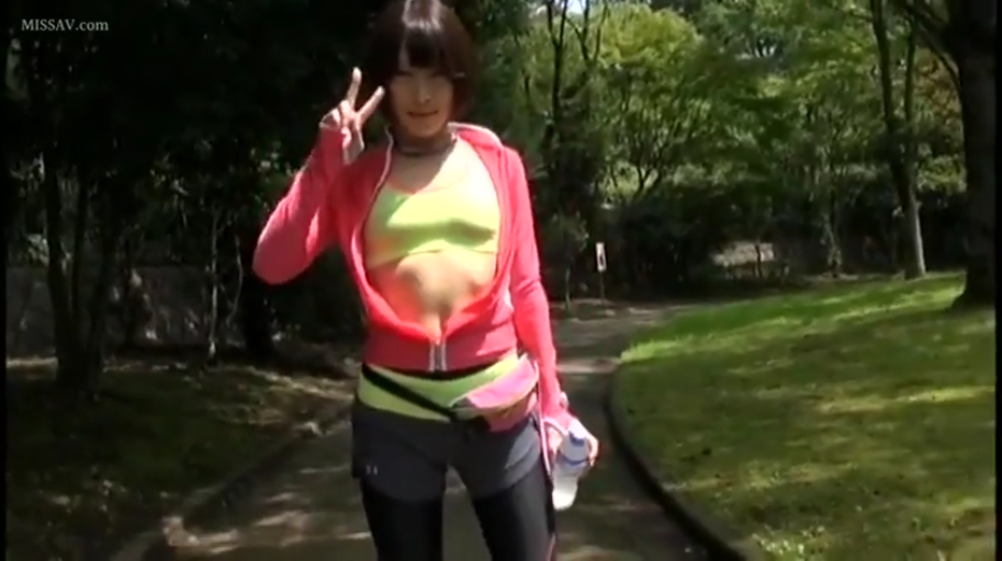 中景 · 摆拍 · 微笑 · 短发 · 公园 · 水瓶 · 运动装 · 站立比耶