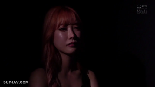 坐姿 · 忧郁 · 暗室 · 面部特写 · 凝视 · 黑色吊带 · 低光照