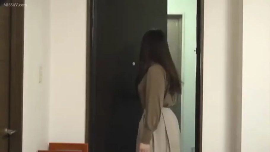 室内 · 脸部特写 · 清纯风格 · 注视行为 · 黑色针织衫 · 忧郁表情 · 正脸姿势
