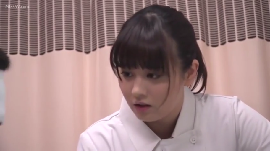 室内 · 座り姿勢 · 真剣 · 护士服 · 顔部のクローズアップ · 凝視 · アジア人女性 · 背景帘