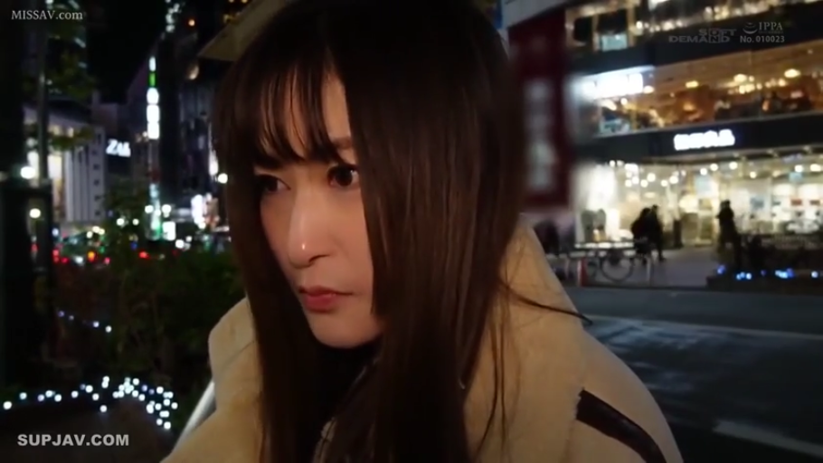 忧郁 · 脸部特写 · 站姿 · 注视 · 夜景 · 米色大衣 · 夜间街道