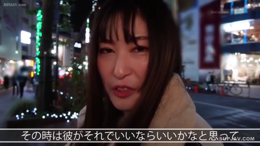 全身 · 站姿 · 摆拍 · 客厅 · 熟女 · 温婉 · 浅蓝色紧身裙 · 复古收音机