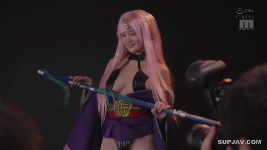 站立 · 微笑 · 半身 · 摄影棚 · ポーズを取る · 性感Cosplay · 长柄道具