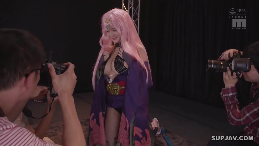 中景 · 摆拍 · 微笑 · 跪姿 · 摄影棚 · 照相机 · 角色扮演服 · 幕后