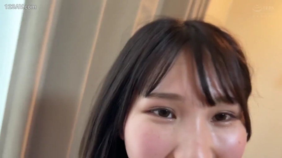 室內 · 臉部特寫 · 微笑 · 注視 · 常服 · 长发 · 正面