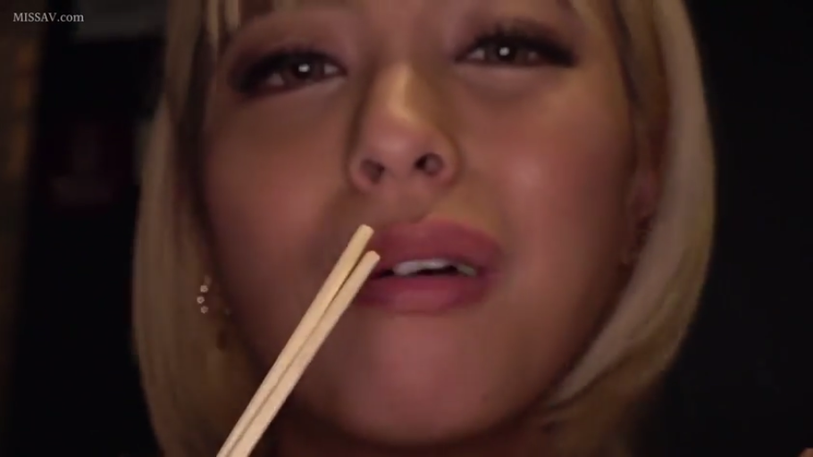 室内 · 面部 · 特写 · 进食 · 微张嘴 · 筷子 · 正对