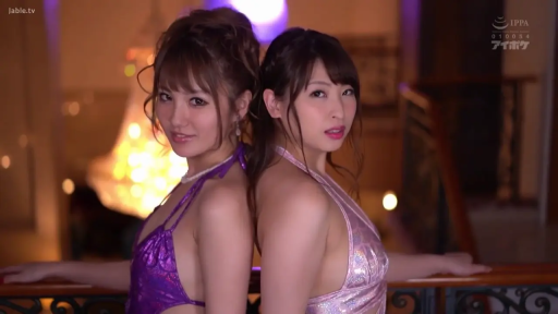 背对背 · 豪宅室内 · 亮片挂脖裙 · 中身