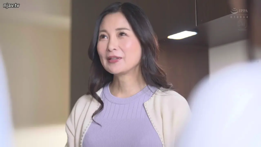 室内 · 站立 · 温柔 · 面部特写 · 谈话 · 紫色针织衫 · 熟女