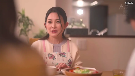 坐姿 · 交谈 · 微笑 · 上半身 · 餐厅 · 餐具 · 碎花围裙 · 家庭主妇