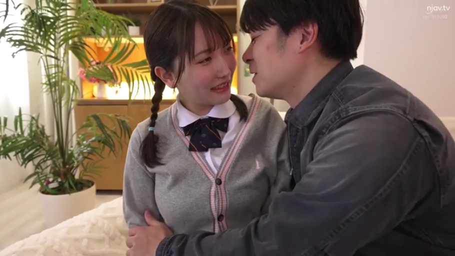 室内 · 拥抱 · 盆栽 · 微笑 · 半身 · JK制服 · 亲密接触 · 日本AV