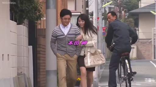 职业装 · 街道 · 谈笑 · 挽手行走