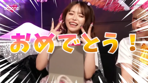 Indoor · Sitting Posture · Medium shot · shirt · 礼盒 · 综艺 · 笑脸 · Bye