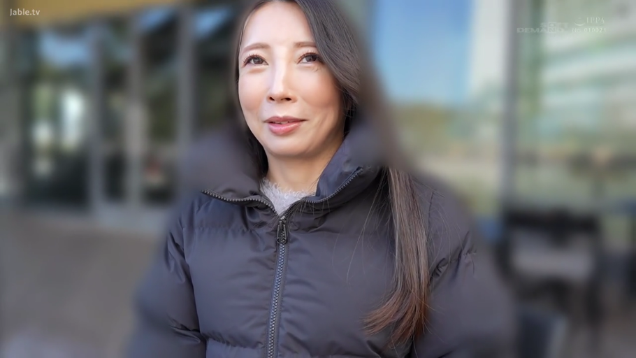 站立 · 微笑 · 户外 · 正面 · 采访 · 街头采访 · 羽绒服