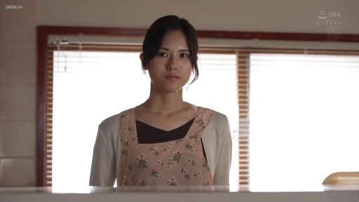 站立 · 平静 · 半身 · 居家 · 注視 · 室内厨房 · 人妻围裙