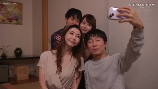 中景 · 微笑 · 客廳 · 多人 · 手机 · 自拍 · 休闲服 · 聚拢